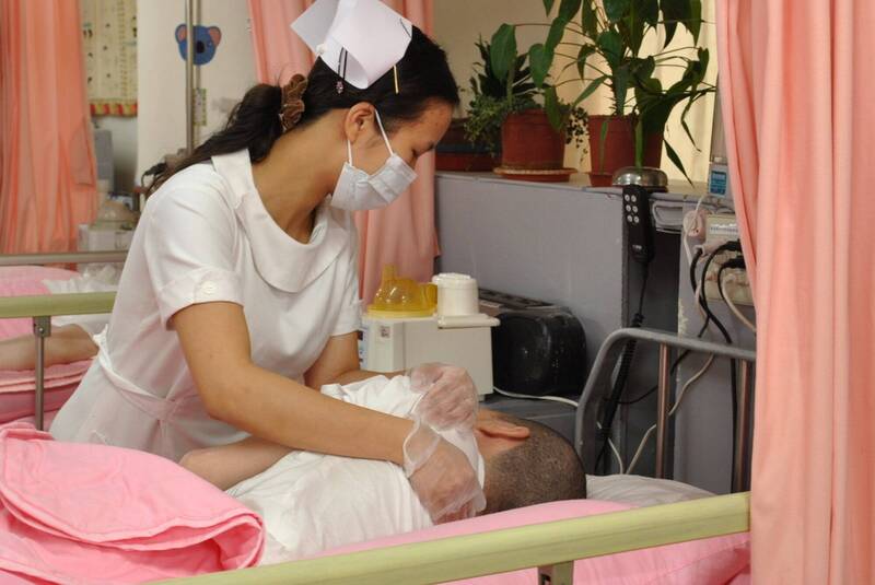 陈姓男子卧病期间，陈妻连生3个小孩，陈家人代为提告否认子女诉讼，高雄少家法院判准陈男胜诉。图为创世基金会基隆分院护理师，照顾植物人翻身换药。（资料照）