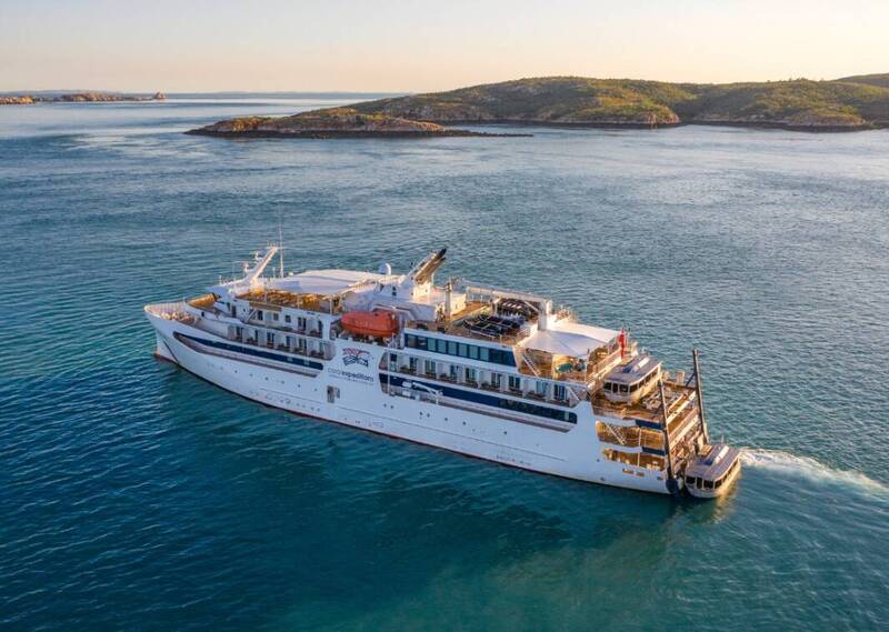 澳洲珊瑚探险邮轮公司的珊瑚冒险家号（见图）展开60天的旅程，但船上80岁的老太太第2天就被遗留在小岛上死亡。（图撷自珊瑚探险官网）