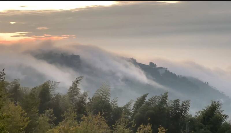 大崙山雲海伴落日彩霞  景色絕美如潑墨山水畫