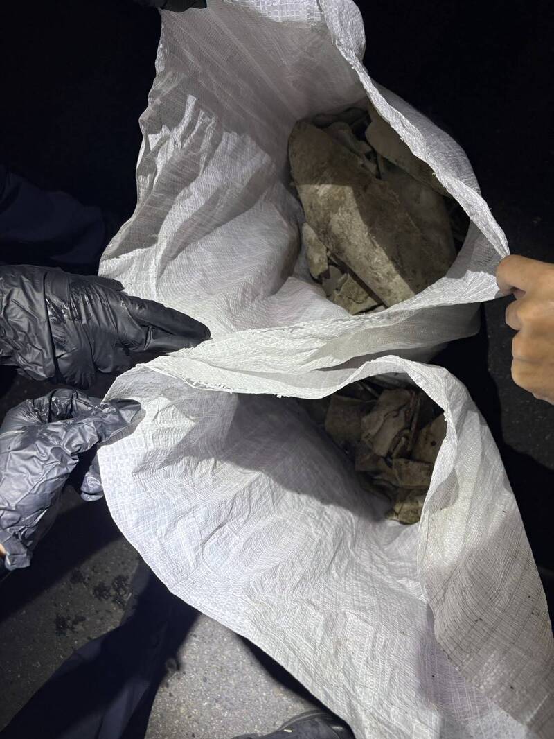 警方查扣廢棄物。（民眾提供）