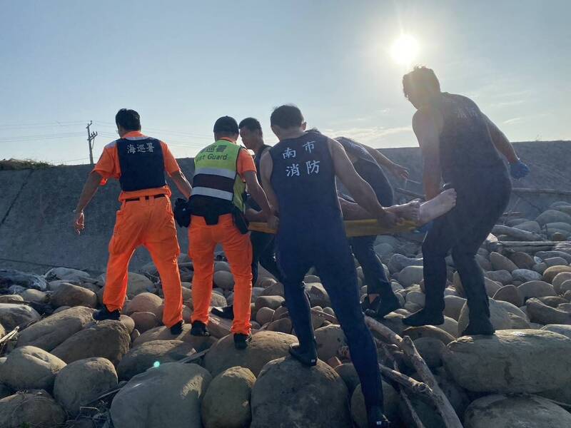 七股区曾文溪口月牙弯道今日清晨发现1具浮尸，消防人员获报后前往打捞上岸，家属确认为31岁张姓男子。（民众提供）