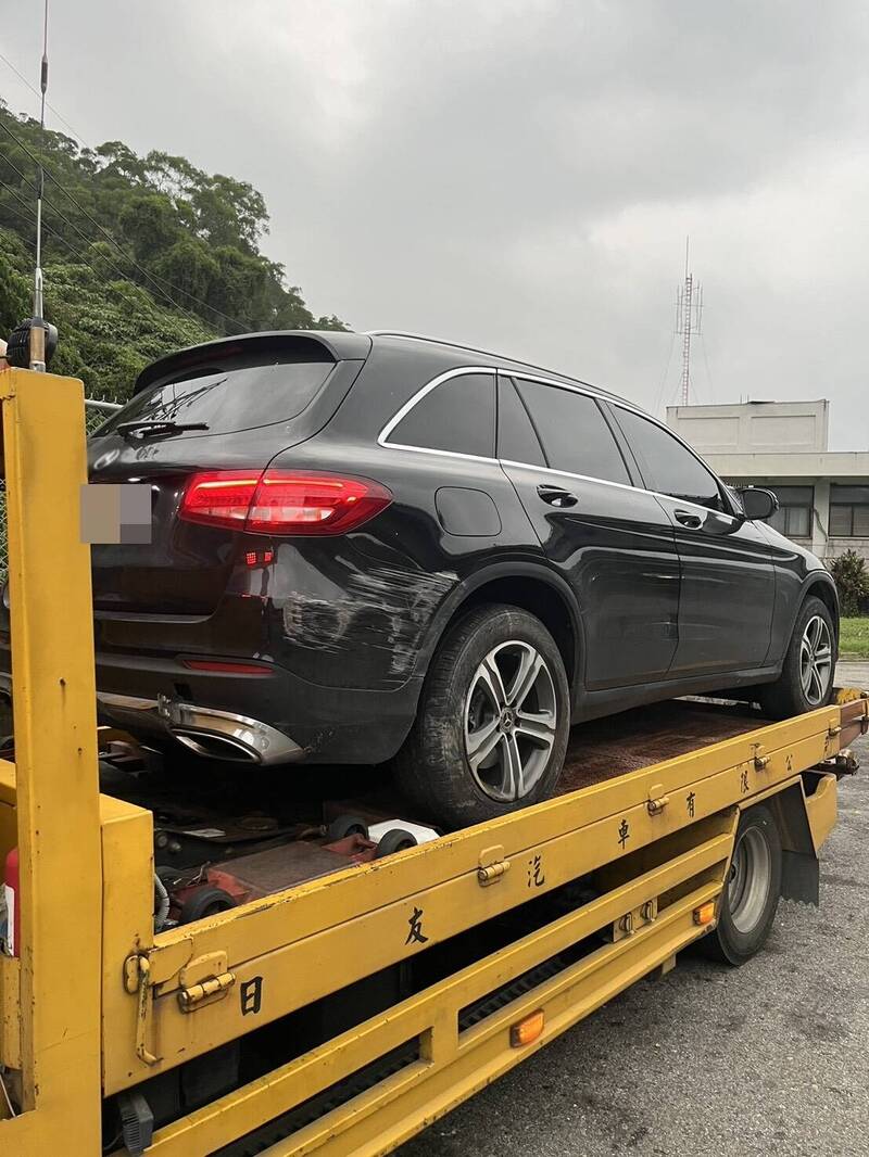 图为遭撞的宾士。（记者吴仁捷翻摄）