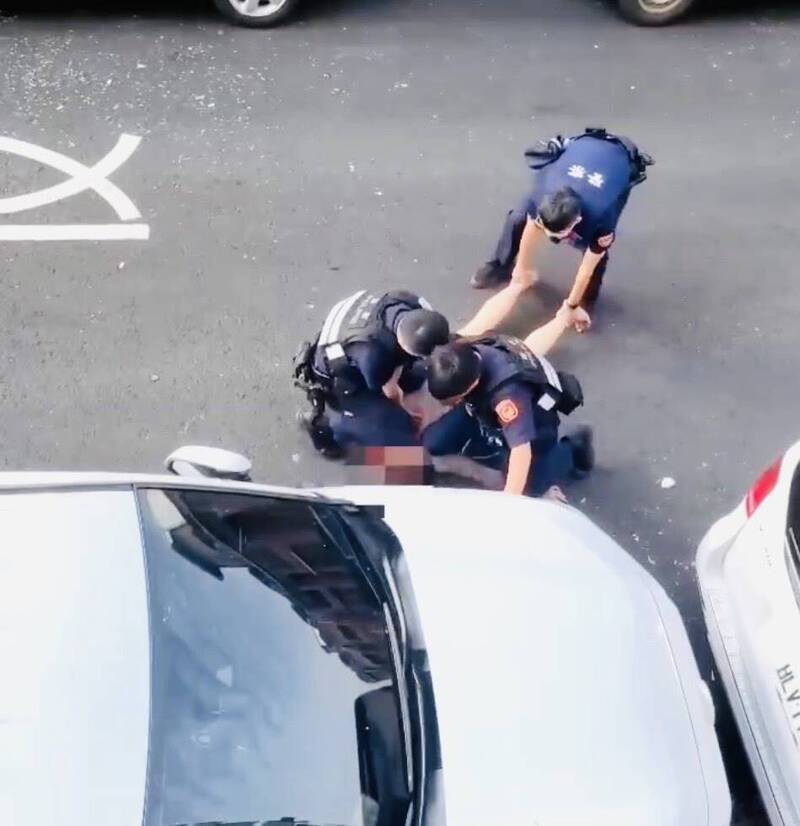 嘉義民雄男子情緒失控連毀多車 快打警力壓制逮捕