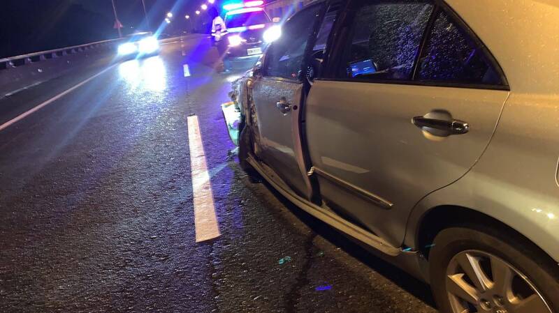 警方抵达现场时，李男竟不在驾驶座上，企图逃离现场，被员警逮回。（记者吴升儒翻摄）