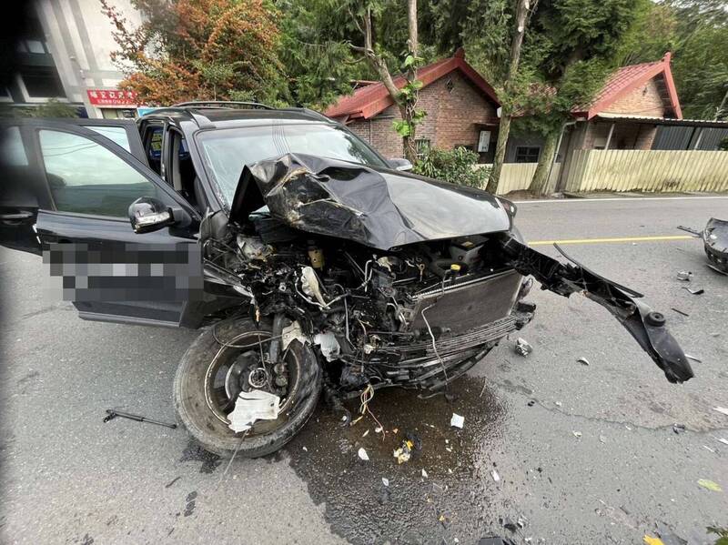 车头毁损严重，连车轮都掉落。（埔里警方提供）