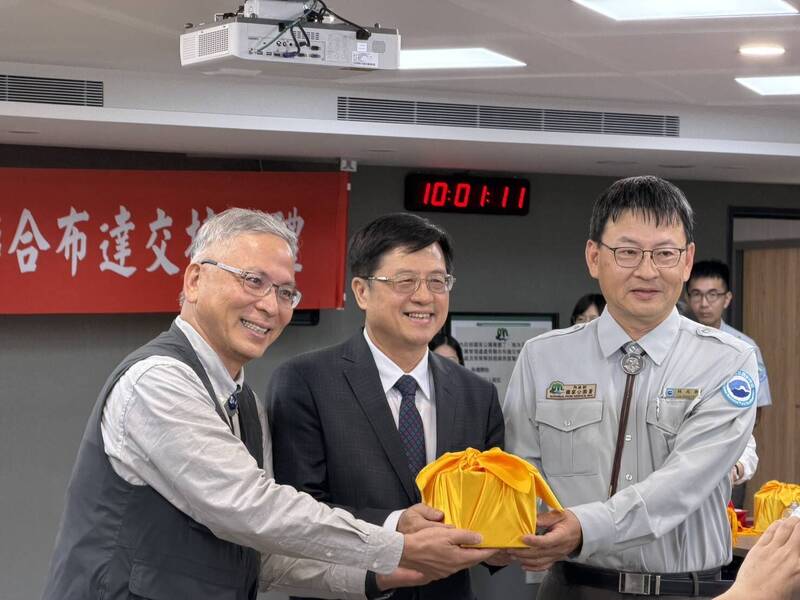 海管處副處長林尚卿（右）扶正接任處長。（海管處提供）