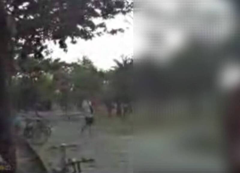 儿童游乐场发生男大生疑对男童做出亲暱举动，警方前往查处。（民众提供）