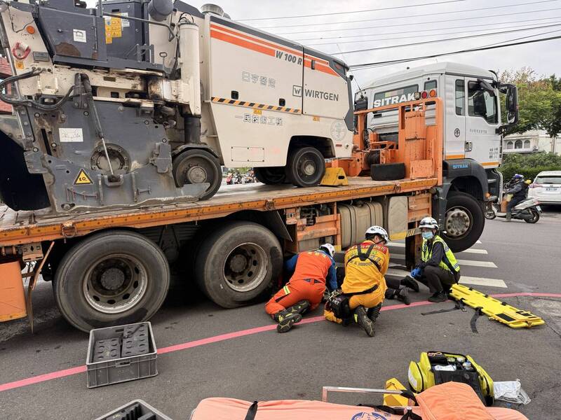 苗栗县头屋乡台13线与尖丰路口，今（3）日发生大货车与脚踏车碰撞事故，骑士老翁被卷入车底受困，消防人员到场救援。（图由消防提供）