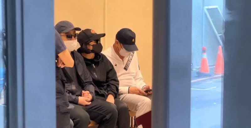 北市信义区豪宅双尸案，死者陈男父母（右、中）及胞弟偕同检警相验。（资料照）