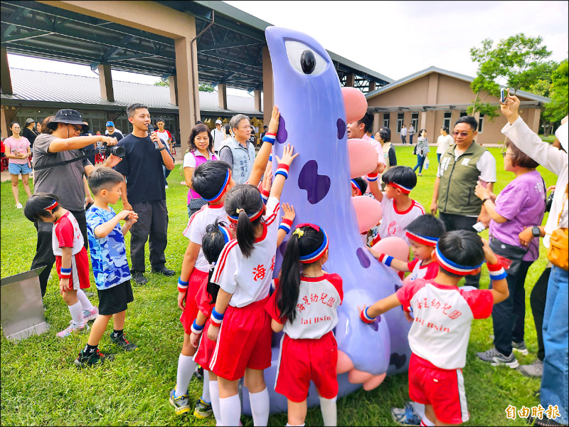 潮州鎮潮好玩幸福村舉辦「潮怪的異想世界」特展,孩子們興奮包圍怪獸拍照。(記者蔡宗憲攝) 潮州鎮潮好玩幸福村舉辦「潮怪的異想世界」特展,孩子們興奮包圍怪獸拍照。(記者蔡宗憲攝)