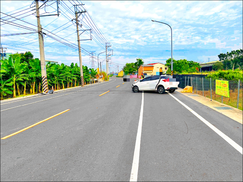 慟!母開車自撞電桿 2歲女兒喪命