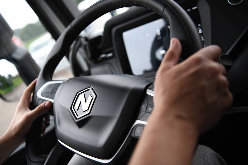 许多驾驶开车外出，双手习惯以「10点10分」的姿势握住方向盘，不过这种常见握法，被日本警方与驾驶专家指出「已过时」。示意图。（资料照，彭博）