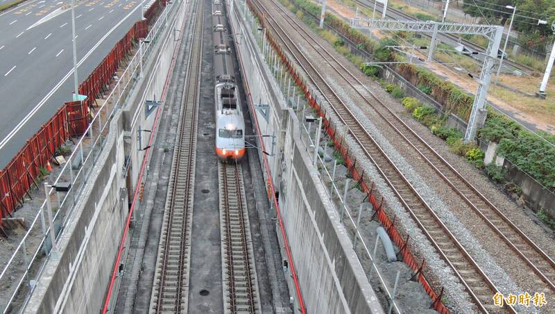 考題出現「趴火車鐵軌聽聲音」 台鐵小編嚇爛︰拜託千萬不要！