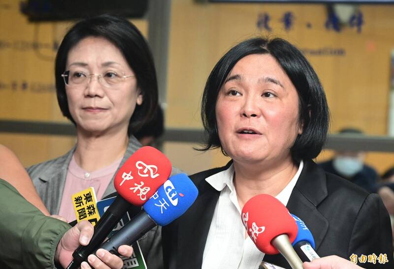 「金门坦克」陈玉珍、徐巧芯等蓝委,被控在立院乱斗踢伤2绿委,挨告重伤害,北院今开准备庭,庭后陈玉珍(右)、翁晓玲(左)受访。(记者王艺菘摄) 「金门坦克」陈玉珍、徐巧芯等蓝委,被控在立院乱斗踢伤2绿委,挨告重伤害,北院今开准备庭,庭后陈玉珍(右)、翁晓玲(左)受访。(记者王艺菘摄)