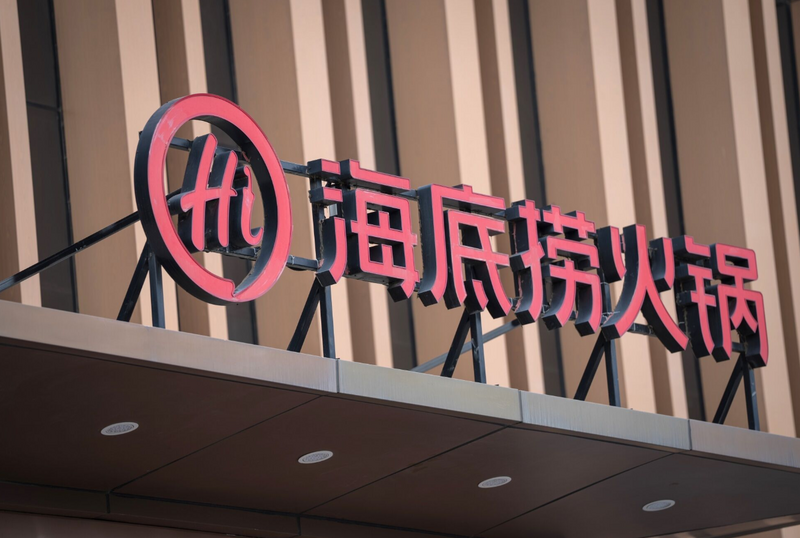 噁!中國海底撈驚見小孩噴尿 媽媽拿紙碗接尿隨手丟「騷味狂飄」