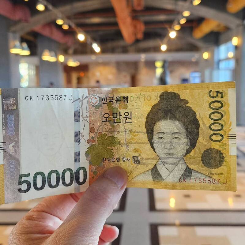 店员拿到李在镕给的5万韩元小费。（图撷自Threads）