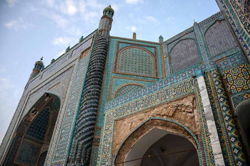 阿富汗北部著名的蓝色清真寺已有数百年历史，也在这场震灾中受损。（法新社）