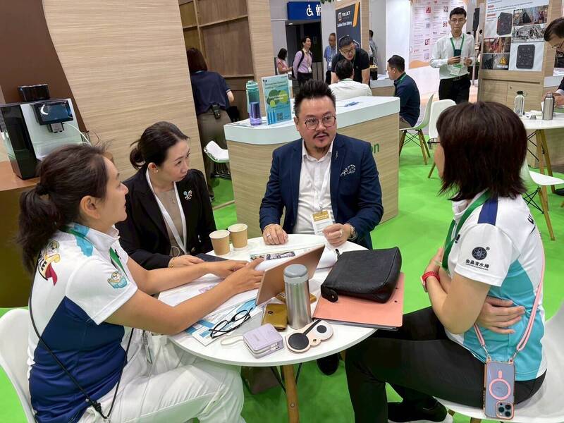 大禾國際生技公司參與2025年馬來西亞台灣形象展，獲多國買主青睞。（新北市青年局提供）