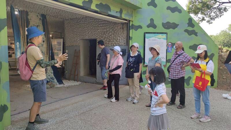 南投縣名間鄉巡田記活動，安排遊客探索七星碉堡公園。（名間鄉產業觀光發展協會提供）