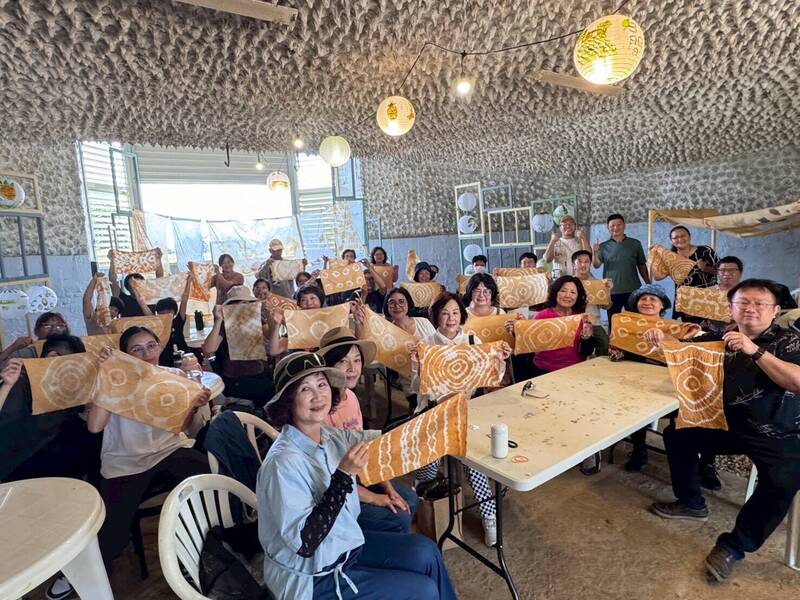 南投名間野茶祭活動，遊客可體驗植物染。（名間鄉產業觀光發展協會提供）