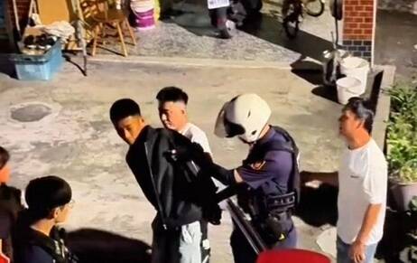 機車騎士闖紅燈被警攔查 棄車逃逸原因曝