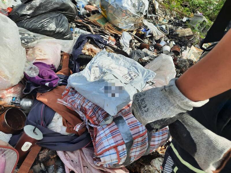 苑里公墓火警又发现大量事业废弃物，还1天烧2次。（民众提供）