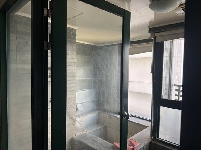 宜兰礁溪遭法拍温泉套房邻近转运站，拍定后就能点交。（执行署宜兰分署提供）