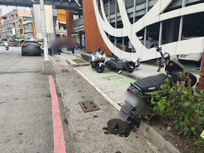 李男倒车是不慎把一排机车撞倒。（图由警方提供）