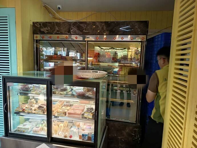 此次拍卖物品中知名面包店的冰柜。（行政执行署宜兰分署提供）