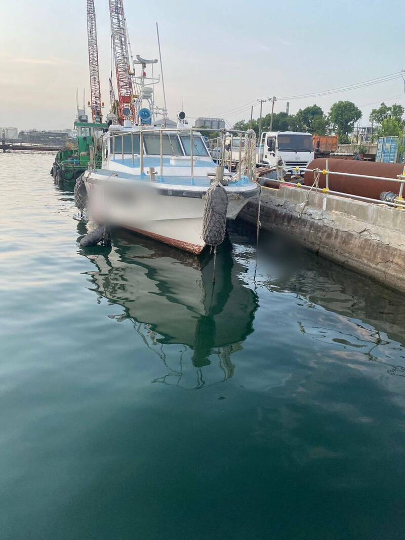 高雄港惊见男性浮尸，警方调查身分。（读者提供）