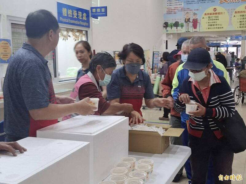 澎湖區漁會前進澎湖醫院 送龍膽石斑魚湯傳遞關懷