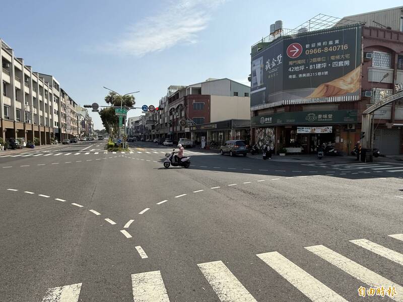 台南市南區中華南路二段與德興路口，將在中華南路口增設偏心式左轉專用車道，以利左轉車流順暢轉入德興路。（記者王俊忠攝）