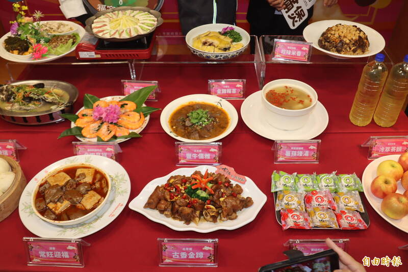 深坑四寶「豆腐、竹筍、茶葉、黑豬肉」，透過「深坑多福宴」讓地方店家、飯店主廚及農會攜手研發美味菜色。（記者翁聿煌攝）