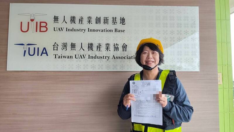 挑戰自我不設限 民進黨基隆議員鄭文婷通過無人機考照