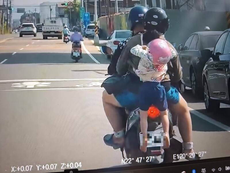 高雄一家機車「四貼」 1童無座「懸空掛車外」