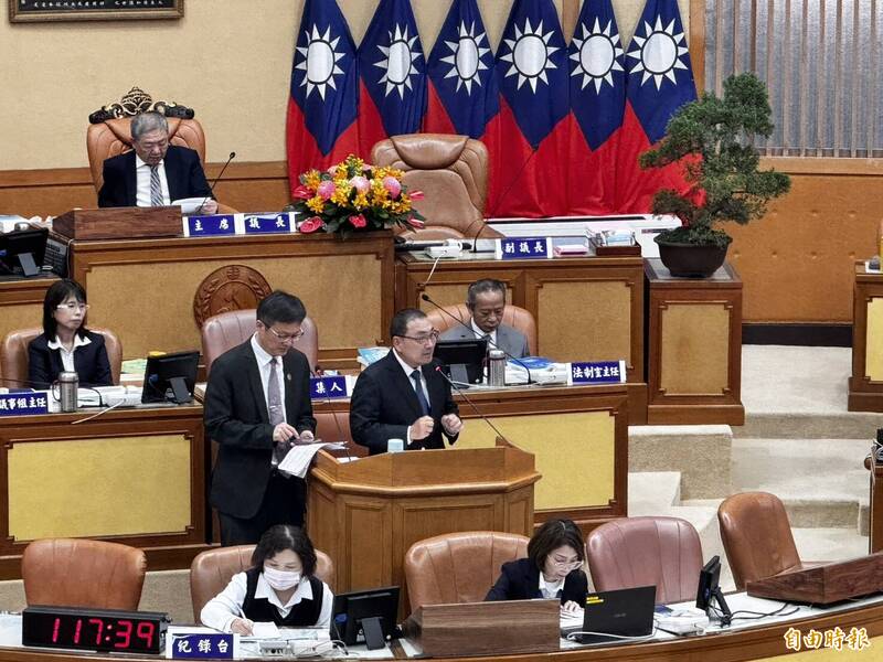 新北市長侯友宜表示，偏鄉教育確實困難重重，將責成教育局研擬整併評估方案，強調「預算不減、照顧不減」，並承諾充分溝通地方意見，確保學生受教權益。（記者羅國嘉攝）