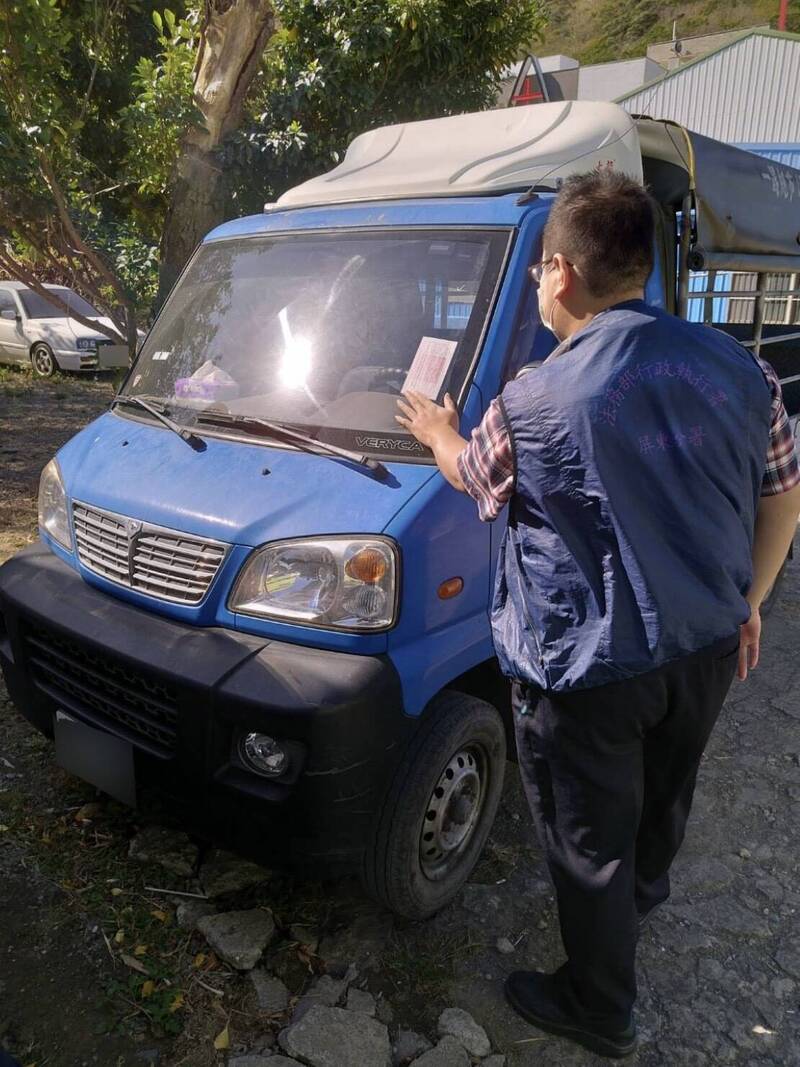 陈姓屏东县民积欠罚款，货车被行政执行署屏东分署现场查封。（行政执行署屏东分署提供）