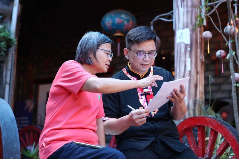 訪美濃學客語、作紙傘 賴瑞隆︰打造高雄客家文化城