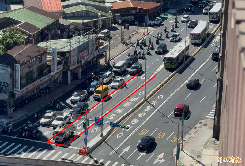 新店往台北上午尖峰時段塞車，11月8日起早上7點至9點禁止汽機車直接左轉（紅框處）基隆路往新北。（記者董冠怡攝）