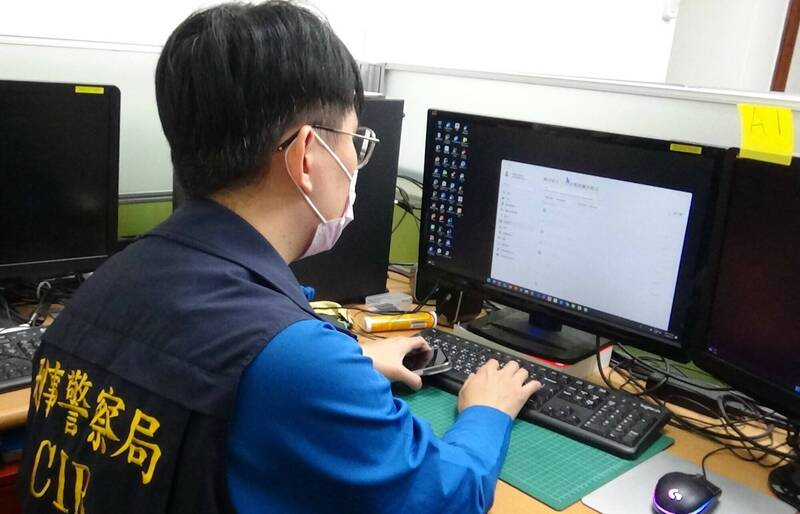 刑事局智财大队在公司行号查获电脑非法下载、盗用知名软体。（民众提供）