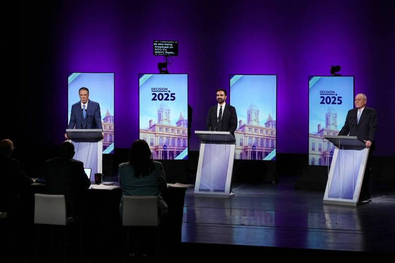 民主党左翼候选人曼达尼（右）、无党籍候选人、前纽约州长古莫（左）与共和党候选人斯里瓦（中），10月16日进行纽约市长选举前的首场辩论。（路透）