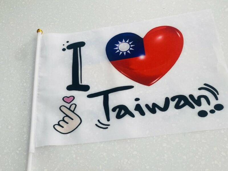 一名老外拿这面旗帜，在北斗街头沿街乞讨100元。（民众提供）