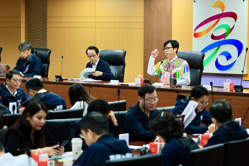 穿阿美族「霞披」主持市政會議 陳其邁：11/8、9聯合豐年節在衛武營