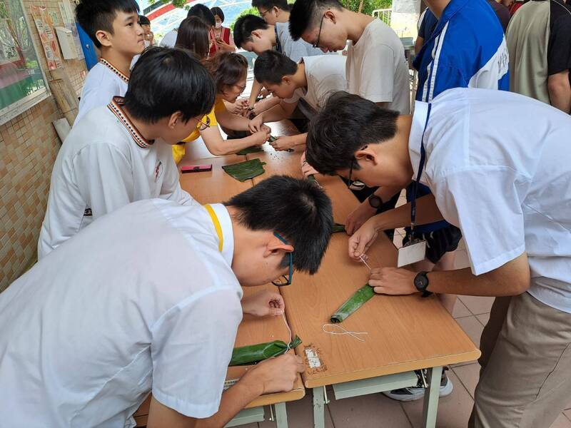 學生DIY泰族雅的香蕉飯。（衛道中學提供）