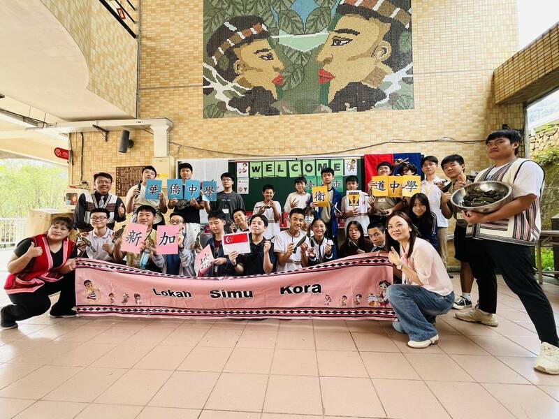 新加坡華僑中學與台中市衛道中學學生，至和平國中體驗原住民族文化與交流。（衛道中學提供）