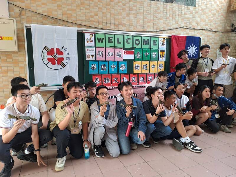 學生展示DIY的原住民香蕉飯。（衛道中學提供）