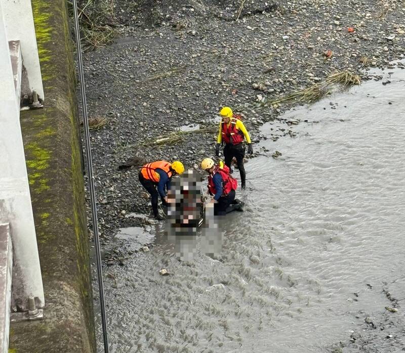 宜蘭縣歪仔歪橋橋下驚見女性浮屍。（讀者提供）
