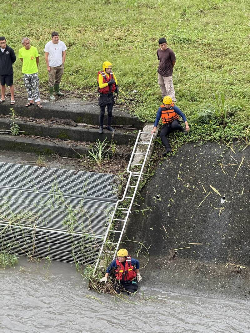 警方會同消防人員架梯下水搜救。（讀者提供）