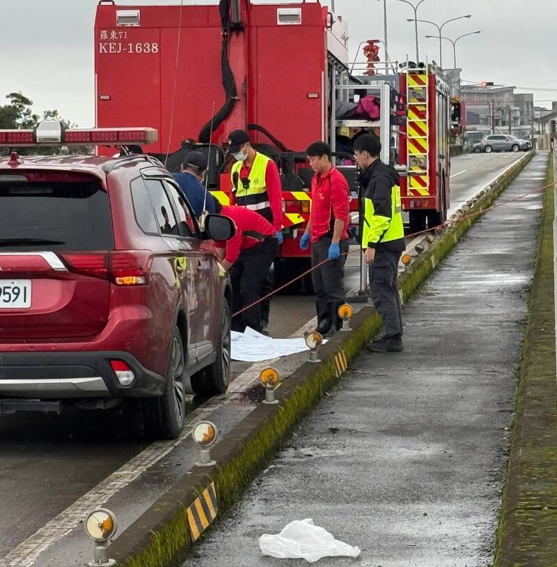 歪仔歪橋橋下驚見女性浮屍，警方封橋採證救援。（讀者提供）