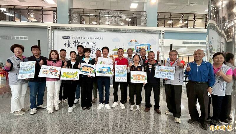 後龍鎮秋季代表活動，健行欣賞在地風情還能換「後龍YES券」迺夜市。（記者蔡政珉攝）